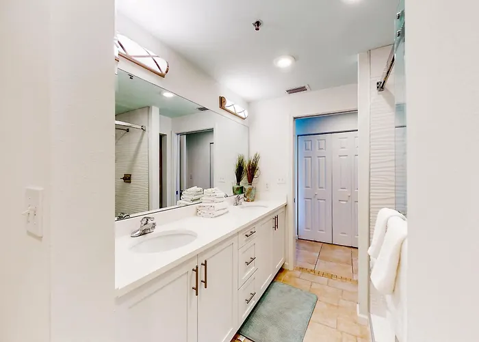 Peaceful Water View With Sauna Pool Tennis Court W&d Hot Tub & Patio Holiday home Gulf Shores
